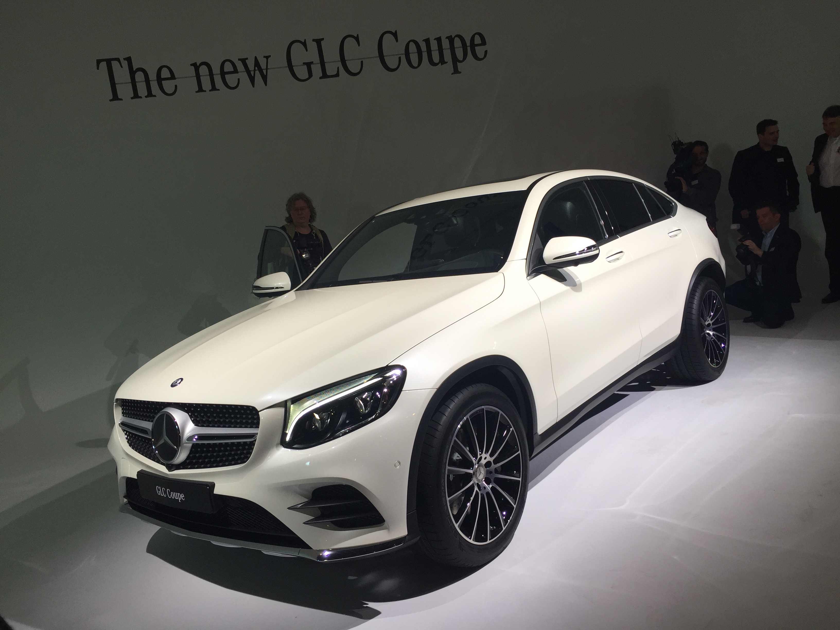 Mercedes trekt het doek van de GLC Coup tijdens de NYIAS 2016, de New York Auto Show.