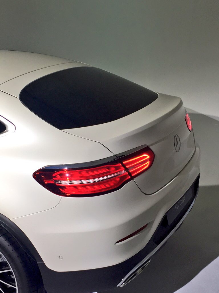 Mercedes trekt het doek van de GLC Coup tijdens de NYIAS 2016, de New York Auto Show.