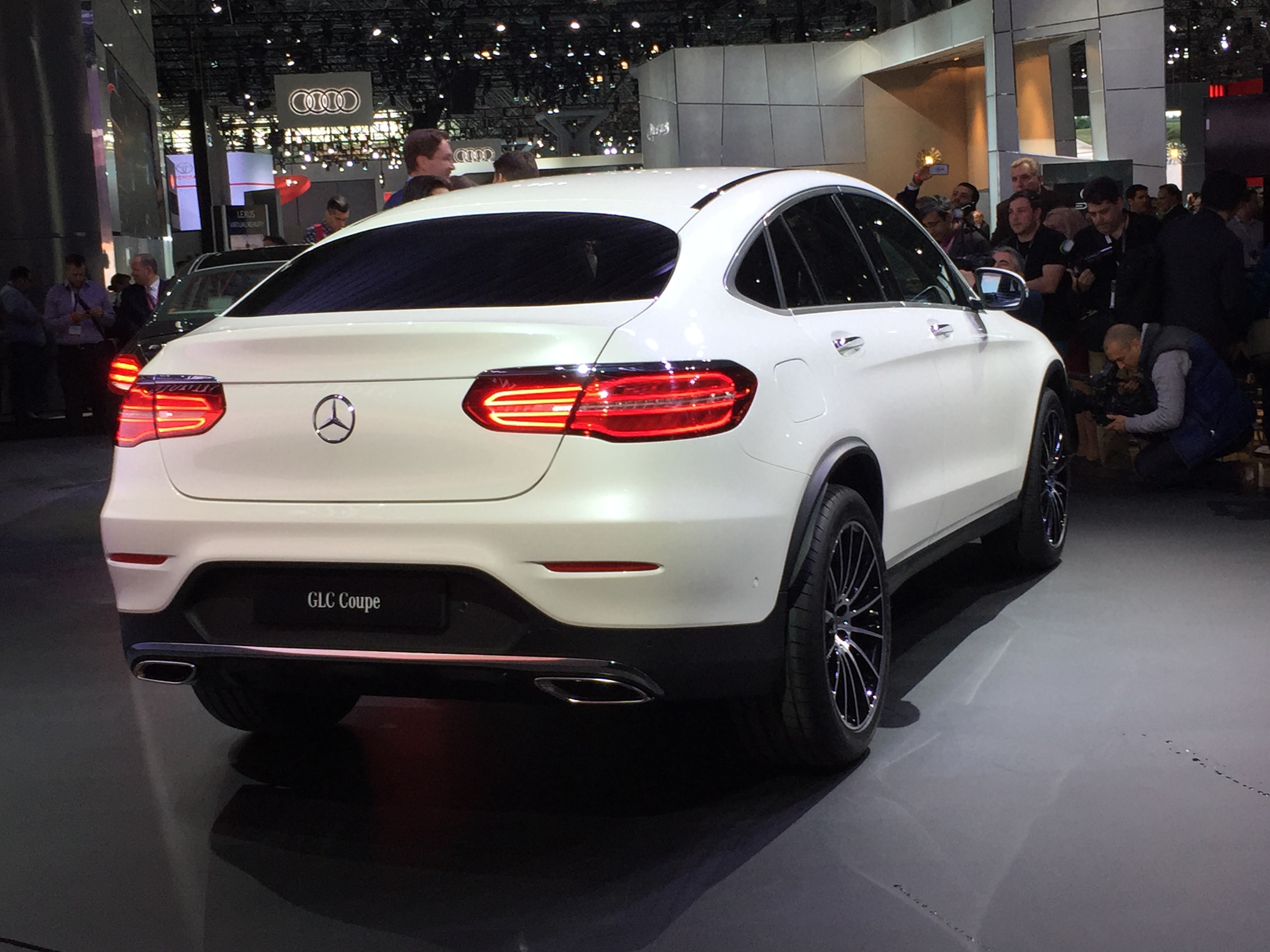 Mercedes trekt het doek van de GLC Coup tijdens de NYIAS 2016, de New York Auto Show.