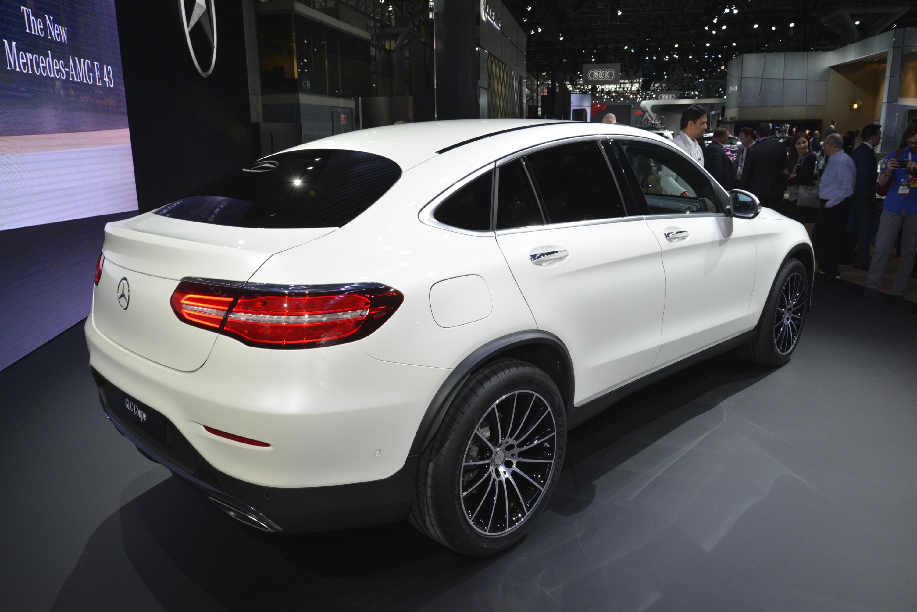 Mercedes trekt het doek van de GLC Coup tijdens de NYIAS 2016, de New York Auto Show.