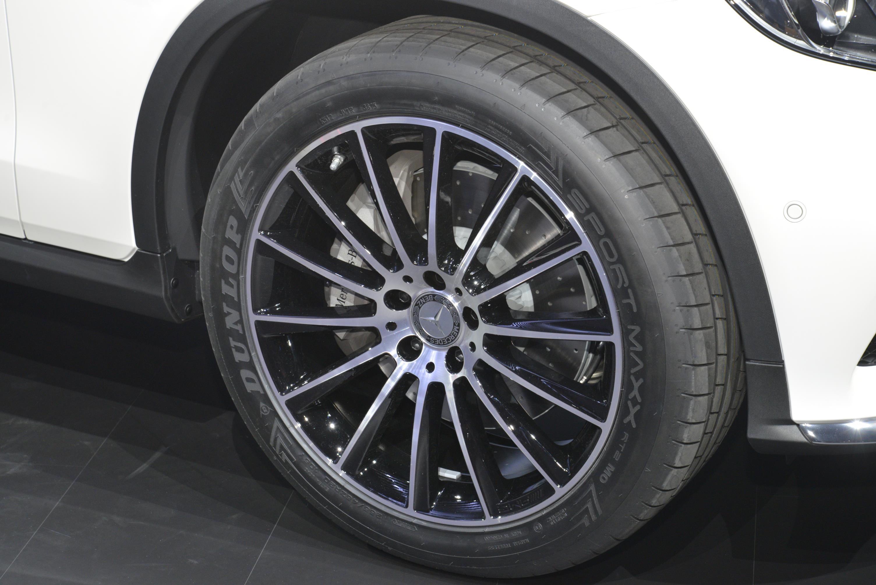 Mercedes trekt het doek van de GLC Coup tijdens de NYIAS 2016, de New York Auto Show.