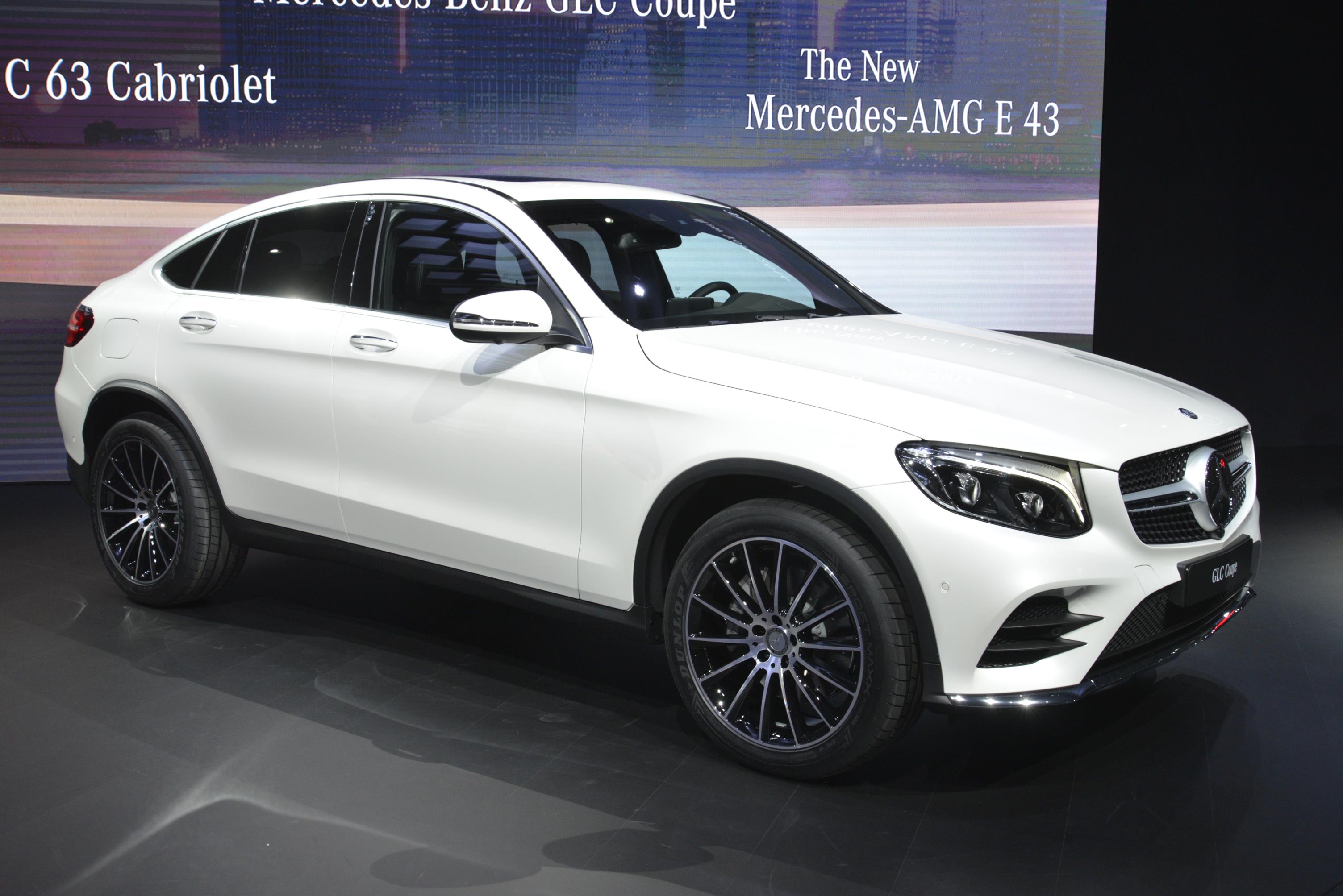 Mercedes trekt het doek van de GLC Coup tijdens de NYIAS 2016, de New York Auto Show.