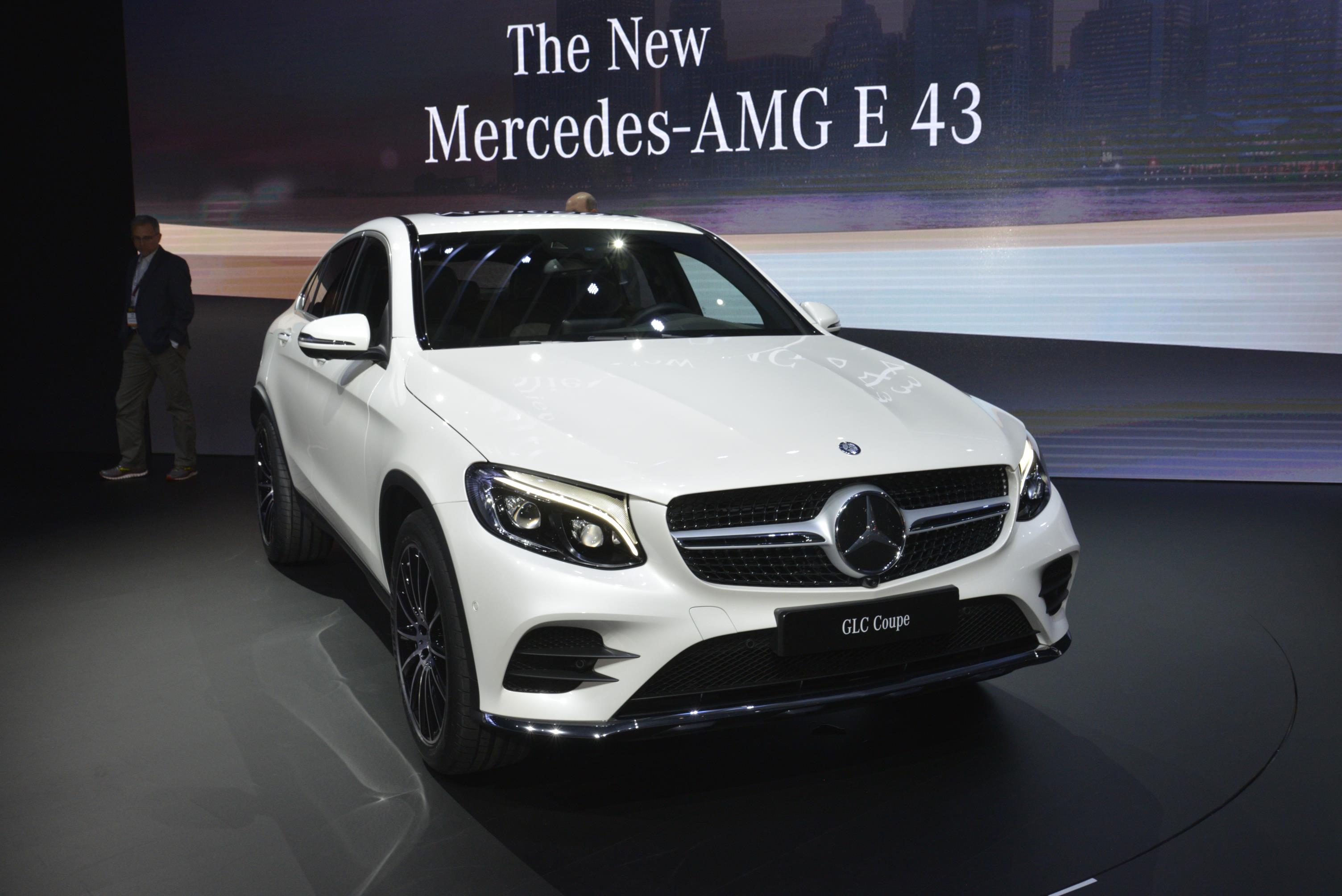 Mercedes trekt het doek van de GLC Coup tijdens de NYIAS 2016, de New York Auto Show.