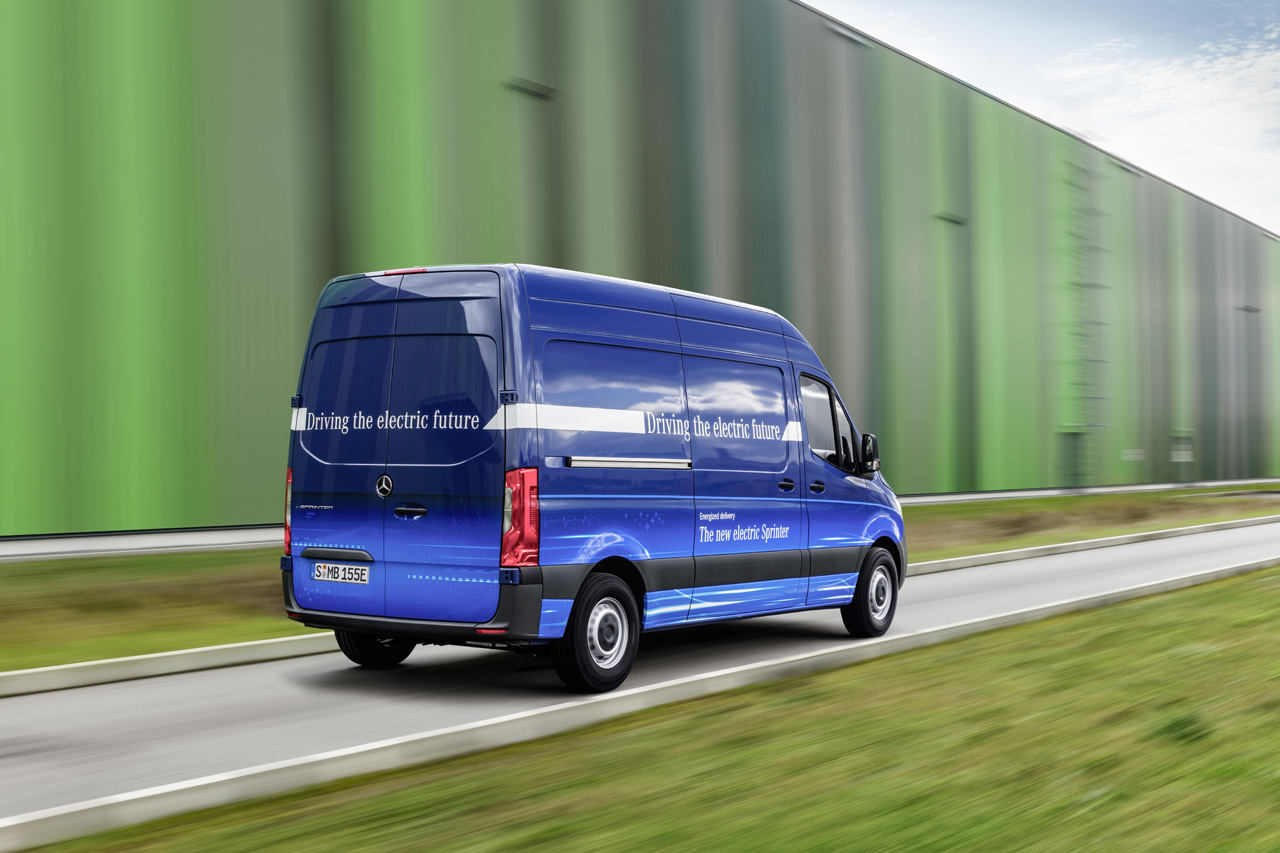 Mercedes brengt in juni de nieuwe Sprinter op de markt voortaan ook met voorwielaandrijving.