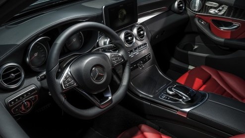Nieuwe C-Klasse W205 van Mercedes-Benz nu officieel onthuld. Live presentatie op Auto Show in Detroit, januari 2014.