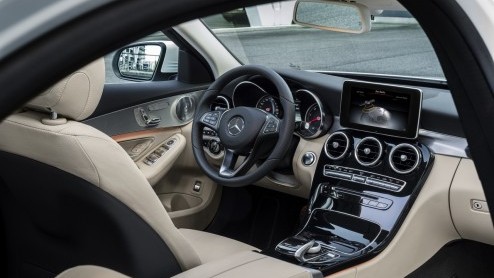 Nieuwe C-Klasse W205 van Mercedes-Benz nu officieel onthuld. Live presentatie op Auto Show in Detroit, januari 2014.