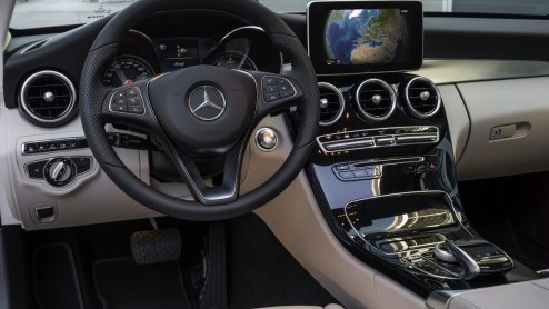 Nieuwe C-Klasse W205 van Mercedes-Benz nu officieel onthuld. Live presentatie op Auto Show in Detroit, januari 2014.