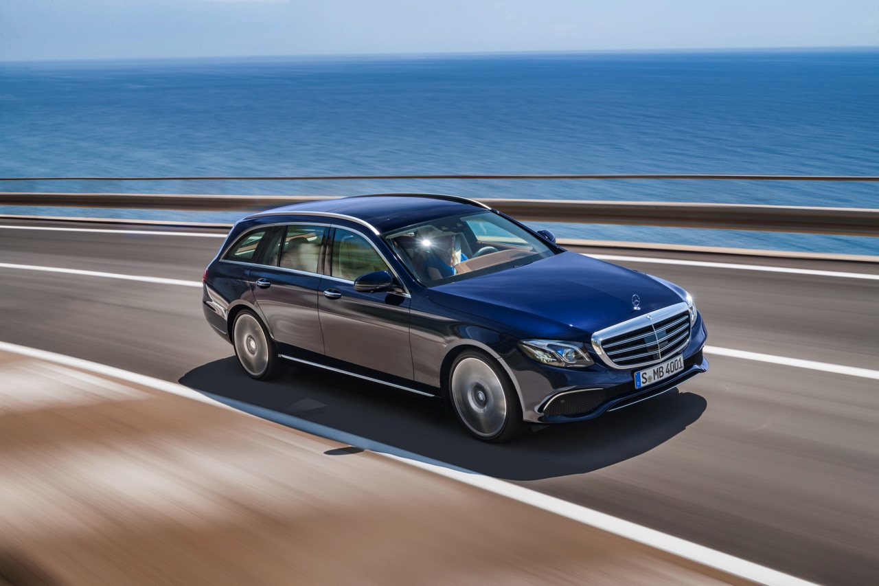 Mercedes-Benz E-Klasse Estate is weer een zevenzitter. De Duitser laat zich weer van zijn familiaire kant zien met veel ruimte, riant comfort en optionele derde zitrij. Eind 2016 in Nederland.