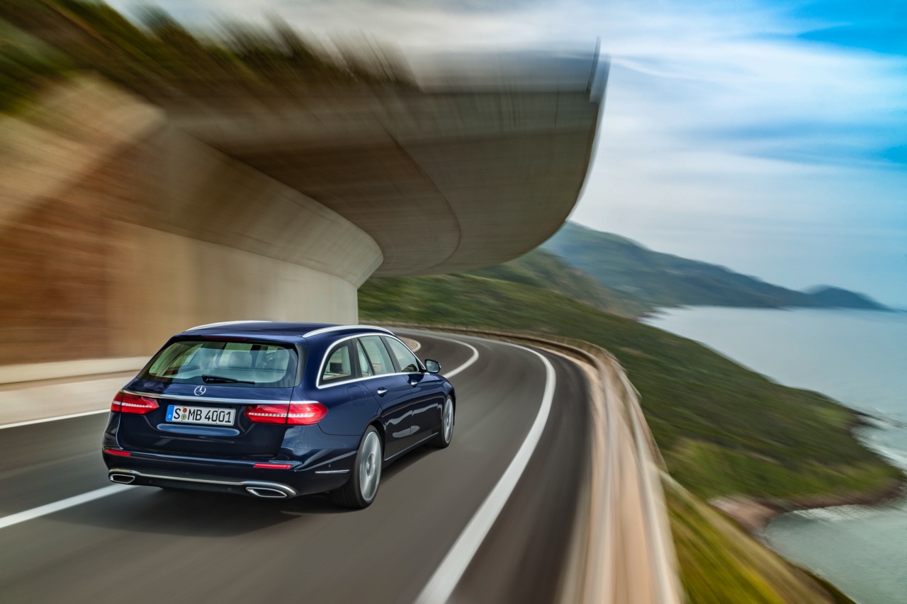 Mercedes-Benz E-Klasse Estate is weer een zevenzitter. De Duitser laat zich weer van zijn familiaire kant zien met veel ruimte, riant comfort en optionele derde zitrij. Eind 2016 in Nederland.
