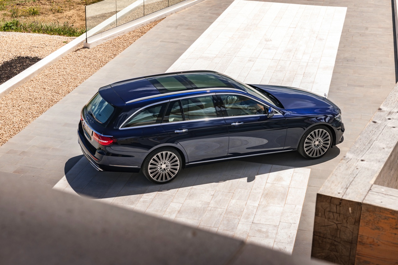 Mercedes-Benz E-Klasse Estate is weer een zevenzitter. De Duitser laat zich weer van zijn familiaire kant zien met veel ruimte, riant comfort en optionele derde zitrij. Eind 2016 in Nederland.