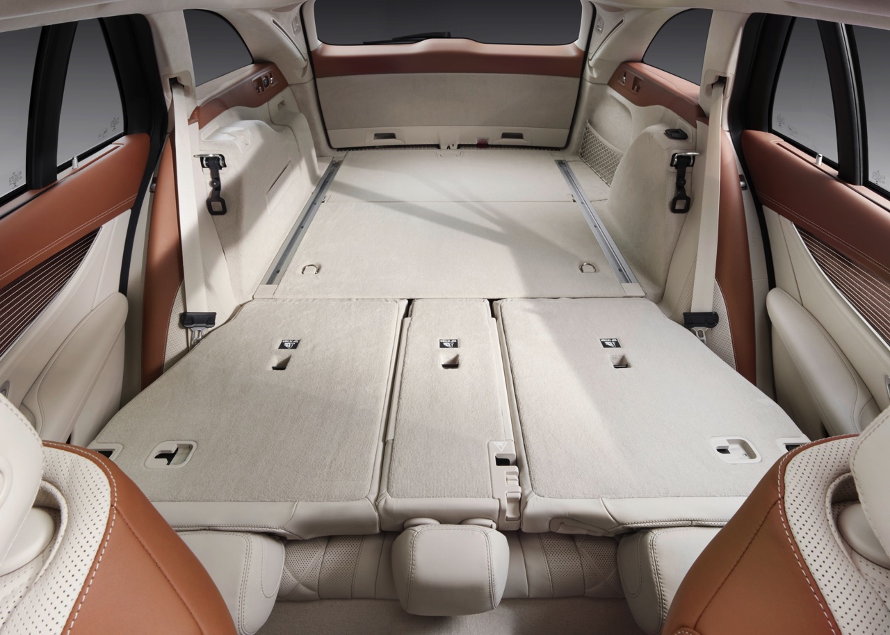 Mercedes-Benz E-Klasse Estate is weer een zevenzitter. De Duitser laat zich weer van zijn familiaire kant zien met veel ruimte, riant comfort en optionele derde zitrij. Eind 2016 in Nederland.