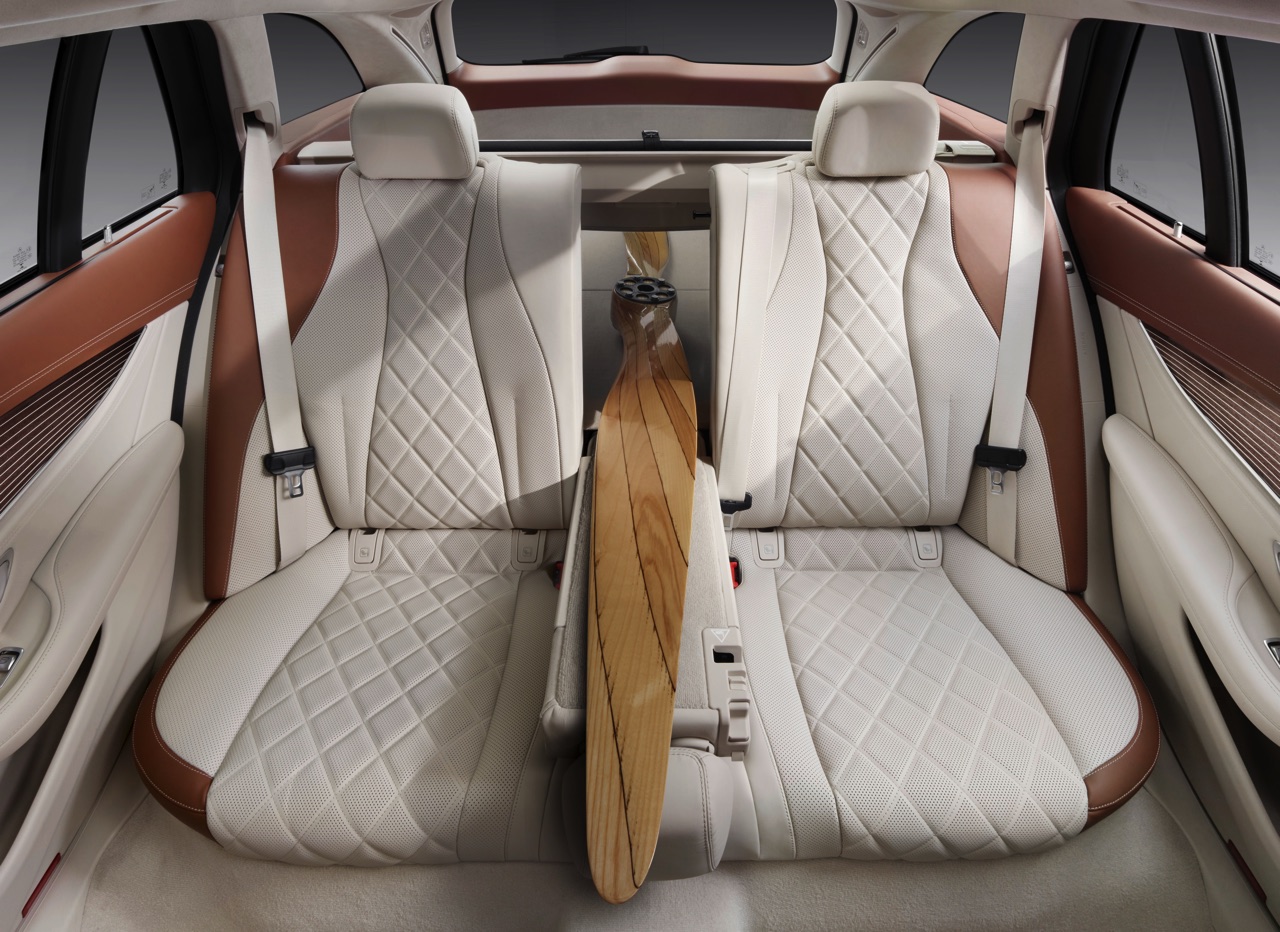 Mercedes-Benz E-Klasse Estate is weer een zevenzitter. De Duitser laat zich weer van zijn familiaire kant zien met veel ruimte, riant comfort en optionele derde zitrij. Eind 2016 in Nederland.