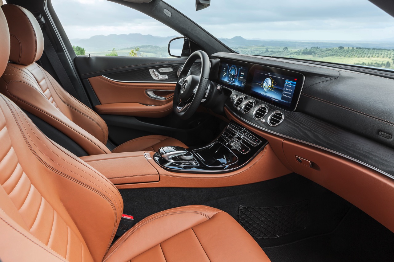 Mercedes-Benz E-Klasse Estate is weer een zevenzitter. De Duitser laat zich weer van zijn familiaire kant zien met veel ruimte, riant comfort en optionele derde zitrij. Eind 2016 in Nederland.