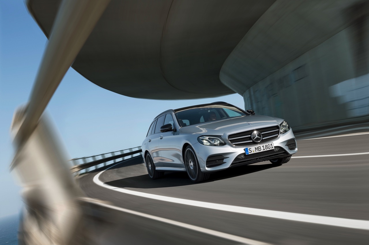 Mercedes-Benz E-Klasse Estate is weer een zevenzitter. De Duitser laat zich weer van zijn familiaire kant zien met veel ruimte, riant comfort en optionele derde zitrij. Eind 2016 in Nederland.