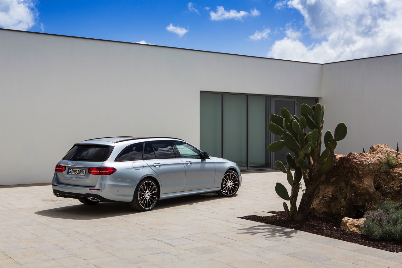 Mercedes-Benz E-Klasse Estate is weer een zevenzitter. De Duitser laat zich weer van zijn familiaire kant zien met veel ruimte, riant comfort en optionele derde zitrij. Eind 2016 in Nederland.