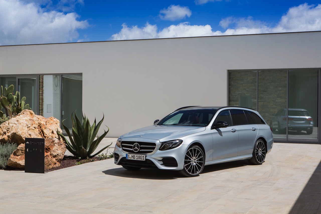 Mercedes-Benz E-Klasse Estate is weer een zevenzitter. De Duitser laat zich weer van zijn familiaire kant zien met veel ruimte, riant comfort en optionele derde zitrij. Eind 2016 in Nederland.