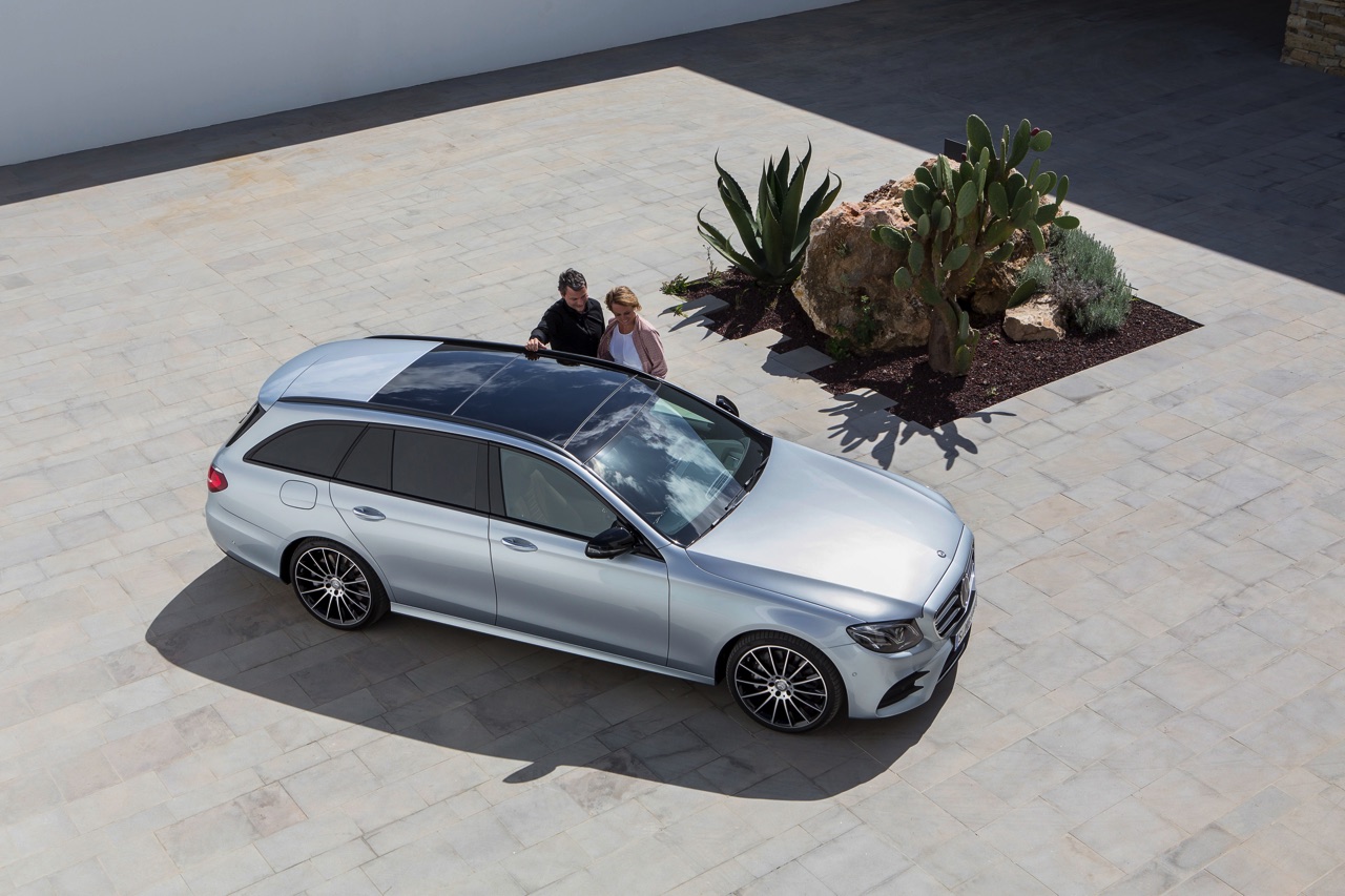 Mercedes-Benz E-Klasse Estate is weer een zevenzitter. De Duitser laat zich weer van zijn familiaire kant zien met veel ruimte, riant comfort en optionele derde zitrij. Eind 2016 in Nederland.