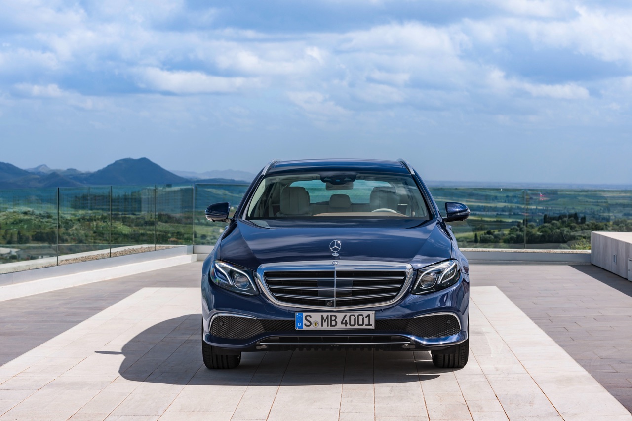 Mercedes-Benz E-Klasse Estate is weer een zevenzitter. De Duitser laat zich weer van zijn familiaire kant zien met veel ruimte, riant comfort en optionele derde zitrij. Eind 2016 in Nederland.