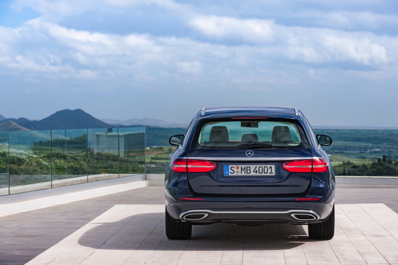 Mercedes-Benz E-Klasse Estate is weer een zevenzitter. De Duitser laat zich weer van zijn familiaire kant zien met veel ruimte, riant comfort en optionele derde zitrij. Eind 2016 in Nederland.