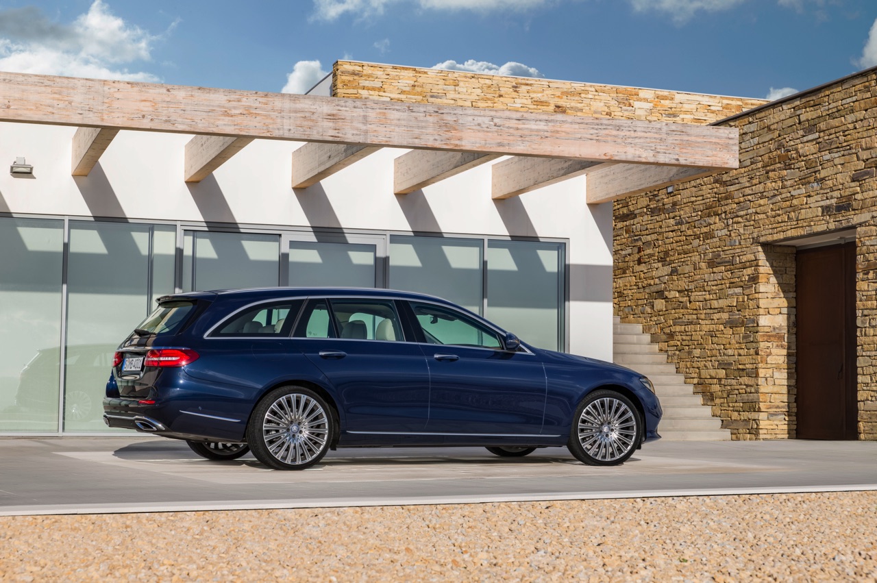 Mercedes-Benz E-Klasse Estate is weer een zevenzitter. De Duitser laat zich weer van zijn familiaire kant zien met veel ruimte, riant comfort en optionele derde zitrij. Eind 2016 in Nederland.