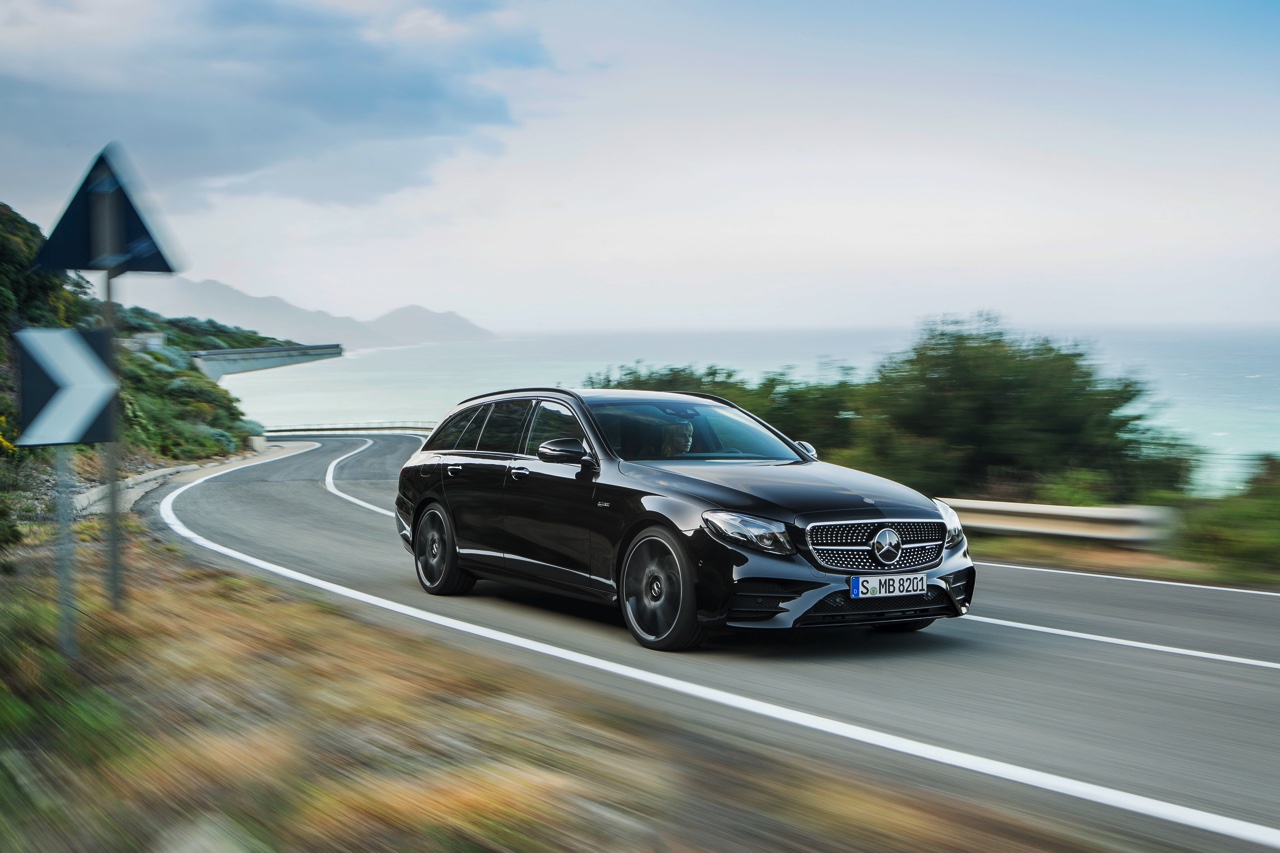 Mercedes-Benz E-Klasse Estate is weer een zevenzitter. De Duitser laat zich weer van zijn familiaire kant zien met veel ruimte, riant comfort en optionele derde zitrij. Eind 2016 in Nederland.