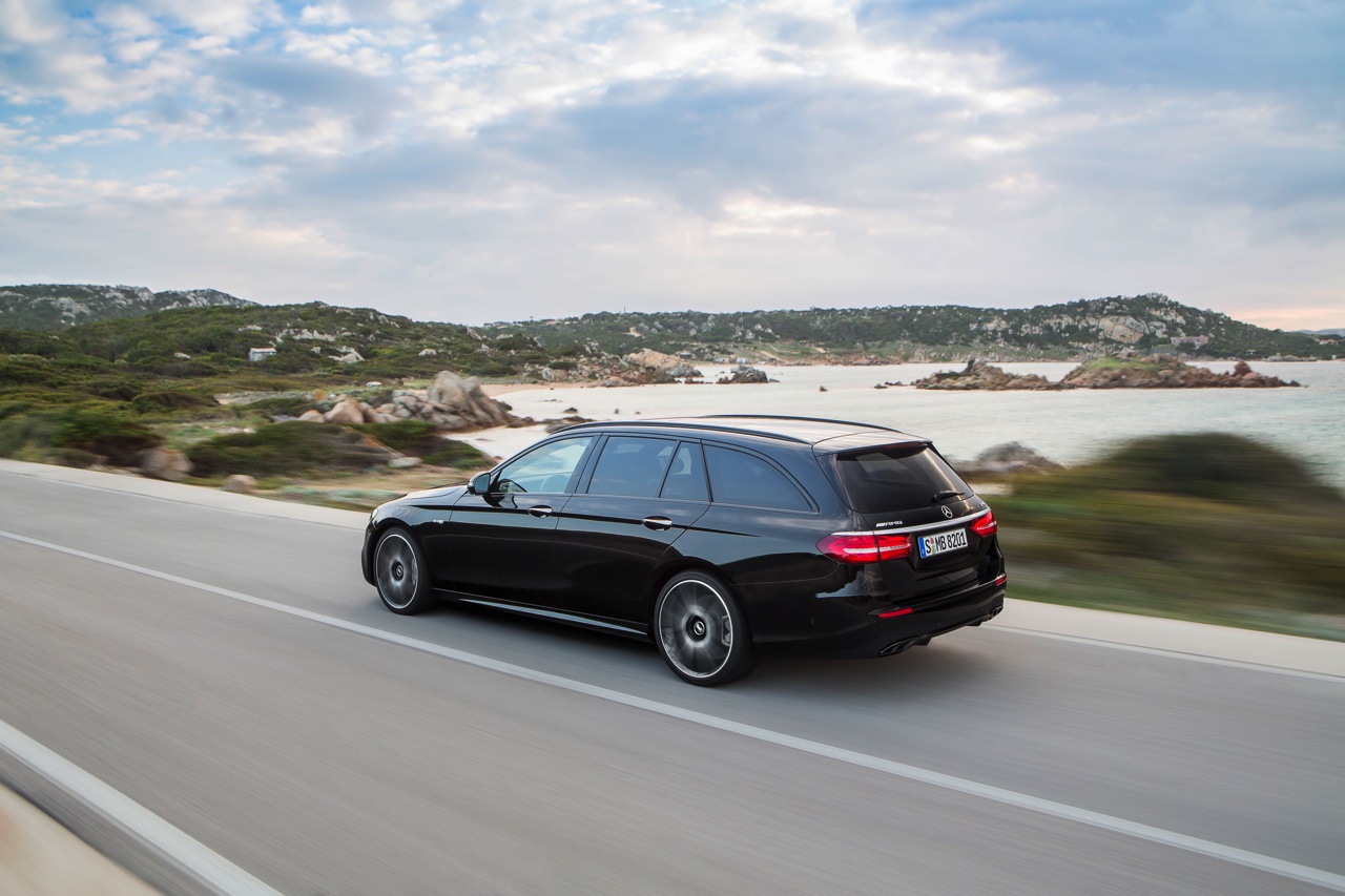 Mercedes-Benz E-Klasse Estate is weer een zevenzitter. De Duitser laat zich weer van zijn familiaire kant zien met veel ruimte, riant comfort en optionele derde zitrij. Eind 2016 in Nederland.