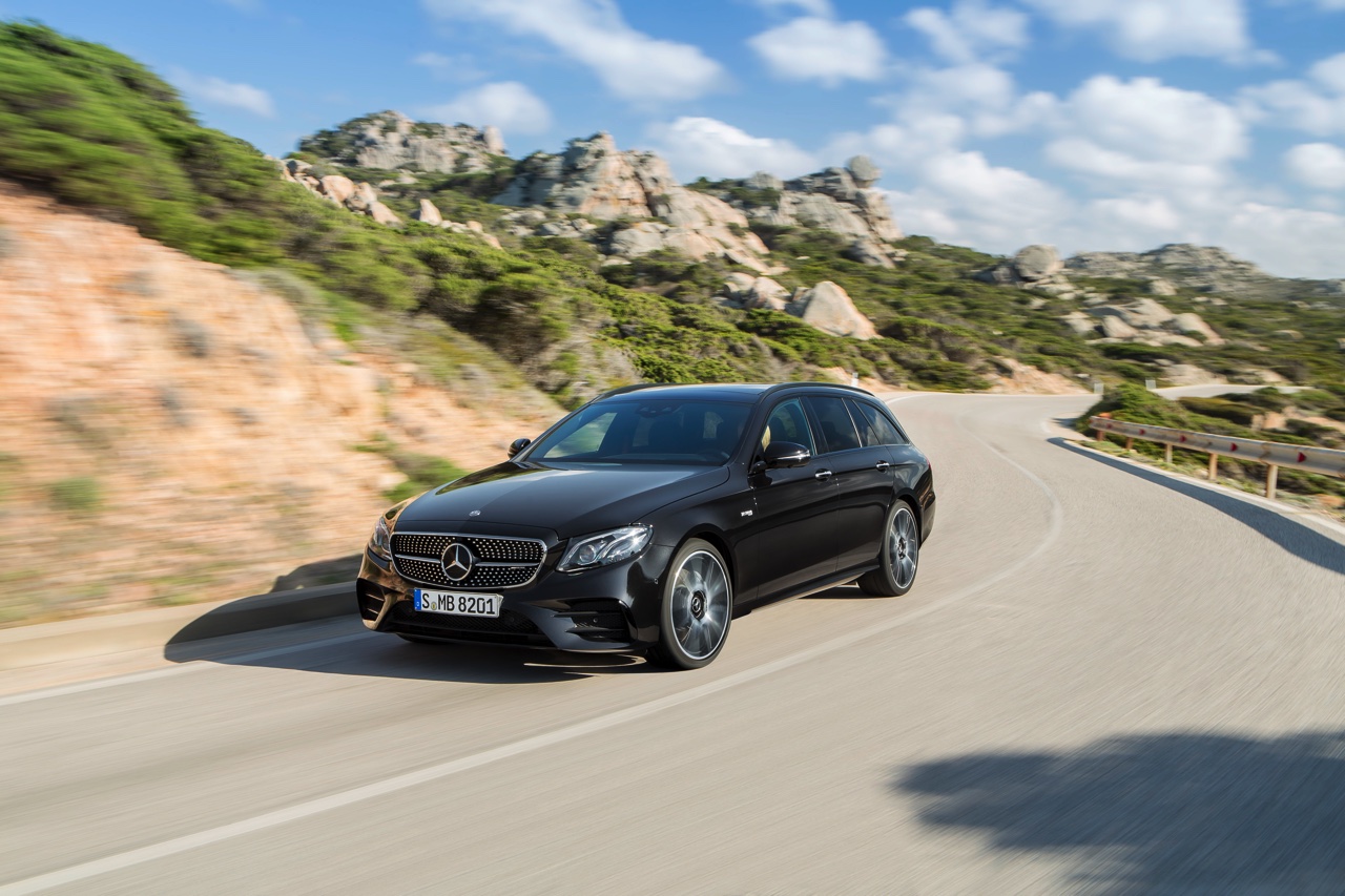 Mercedes-Benz E-Klasse Estate is weer een zevenzitter. De Duitser laat zich weer van zijn familiaire kant zien met veel ruimte, riant comfort en optionele derde zitrij. Eind 2016 in Nederland.