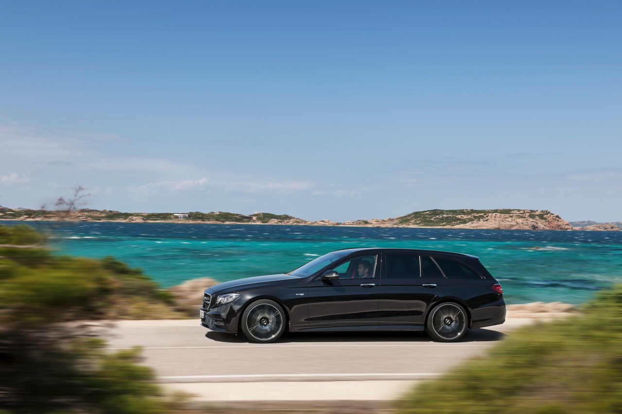 Mercedes-Benz E-Klasse Estate is weer een zevenzitter. De Duitser laat zich weer van zijn familiaire kant zien met veel ruimte, riant comfort en optionele derde zitrij. Eind 2016 in Nederland.