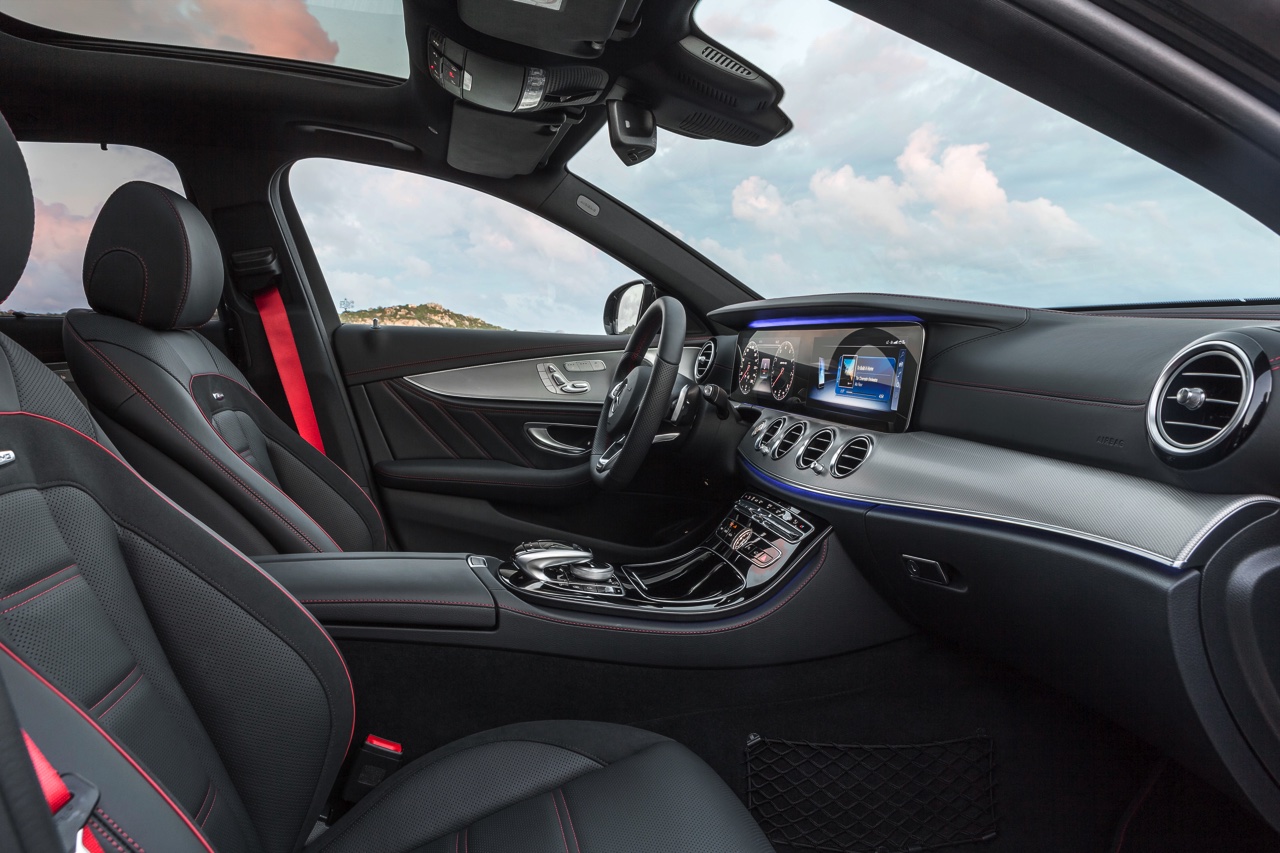 Mercedes-Benz E-Klasse Estate is weer een zevenzitter. De Duitser laat zich weer van zijn familiaire kant zien met veel ruimte, riant comfort en optionele derde zitrij. Eind 2016 in Nederland.