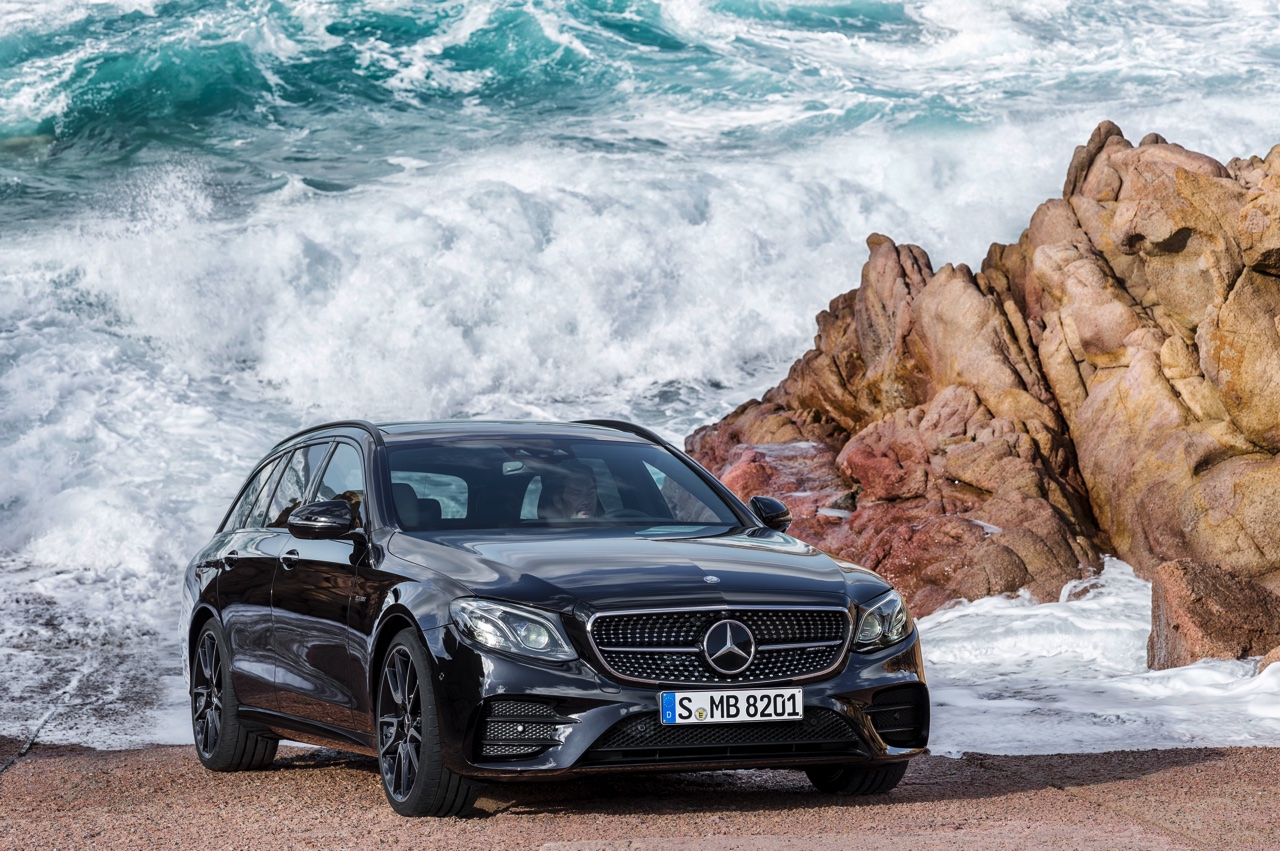 Mercedes-Benz E-Klasse Estate is weer een zevenzitter. De Duitser laat zich weer van zijn familiaire kant zien met veel ruimte, riant comfort en optionele derde zitrij. Eind 2016 in Nederland.