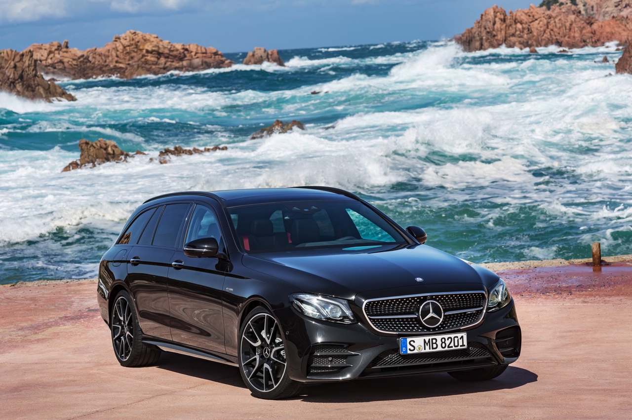 Mercedes-Benz E-Klasse Estate is weer een zevenzitter. De Duitser laat zich weer van zijn familiaire kant zien met veel ruimte, riant comfort en optionele derde zitrij. Eind 2016 in Nederland.