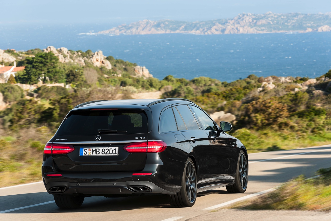 Mercedes-Benz E-Klasse Estate is weer een zevenzitter. De Duitser laat zich weer van zijn familiaire kant zien met veel ruimte, riant comfort en optionele derde zitrij. Eind 2016 in Nederland.