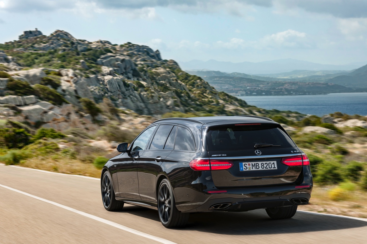 Mercedes-Benz E-Klasse Estate is weer een zevenzitter. De Duitser laat zich weer van zijn familiaire kant zien met veel ruimte, riant comfort en optionele derde zitrij. Eind 2016 in Nederland.
