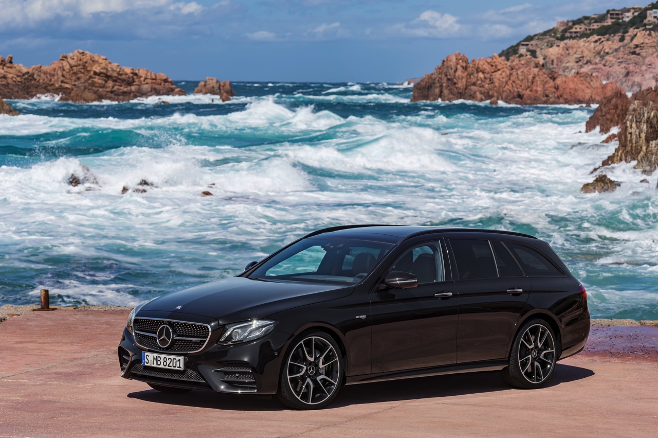 Mercedes-Benz E-Klasse Estate is weer een zevenzitter. De Duitser laat zich weer van zijn familiaire kant zien met veel ruimte, riant comfort en optionele derde zitrij. Eind 2016 in Nederland.