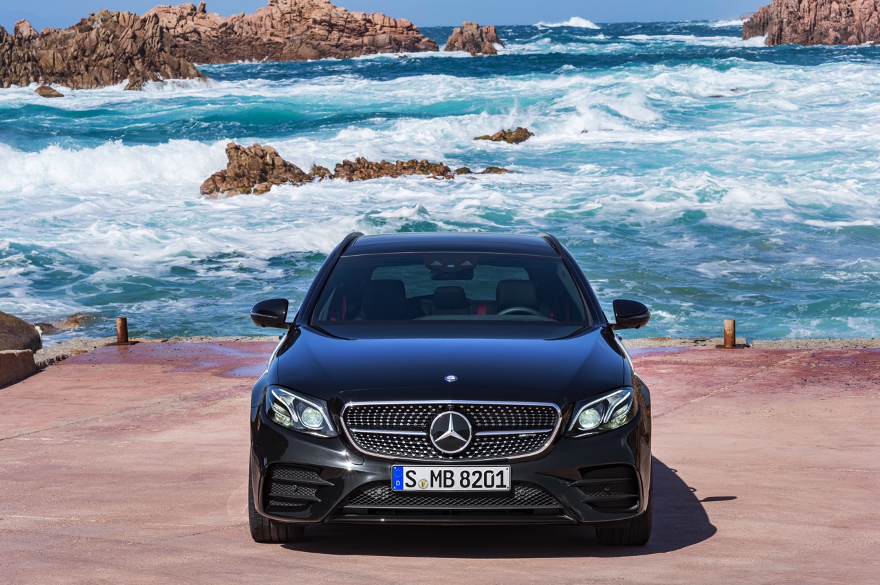 Mercedes-Benz E-Klasse Estate is weer een zevenzitter. De Duitser laat zich weer van zijn familiaire kant zien met veel ruimte, riant comfort en optionele derde zitrij. Eind 2016 in Nederland.