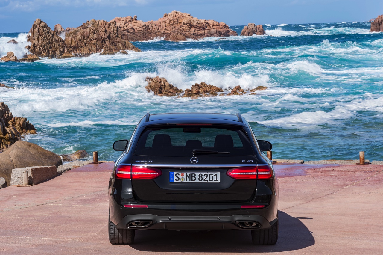 Mercedes-Benz E-Klasse Estate is weer een zevenzitter. De Duitser laat zich weer van zijn familiaire kant zien met veel ruimte, riant comfort en optionele derde zitrij. Eind 2016 in Nederland.