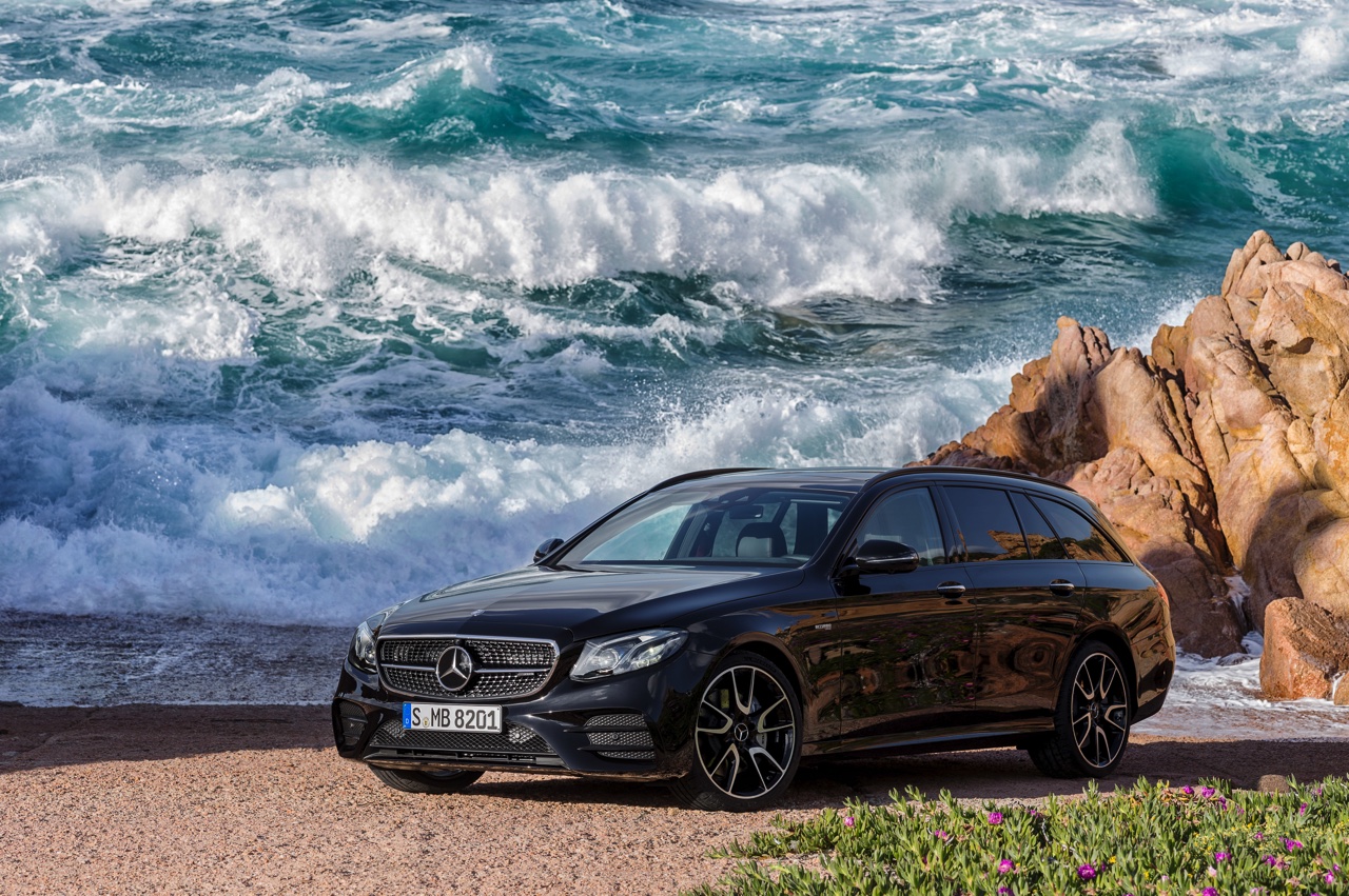 Mercedes-Benz E-Klasse Estate is weer een zevenzitter. De Duitser laat zich weer van zijn familiaire kant zien met veel ruimte, riant comfort en optionele derde zitrij. Eind 2016 in Nederland.
