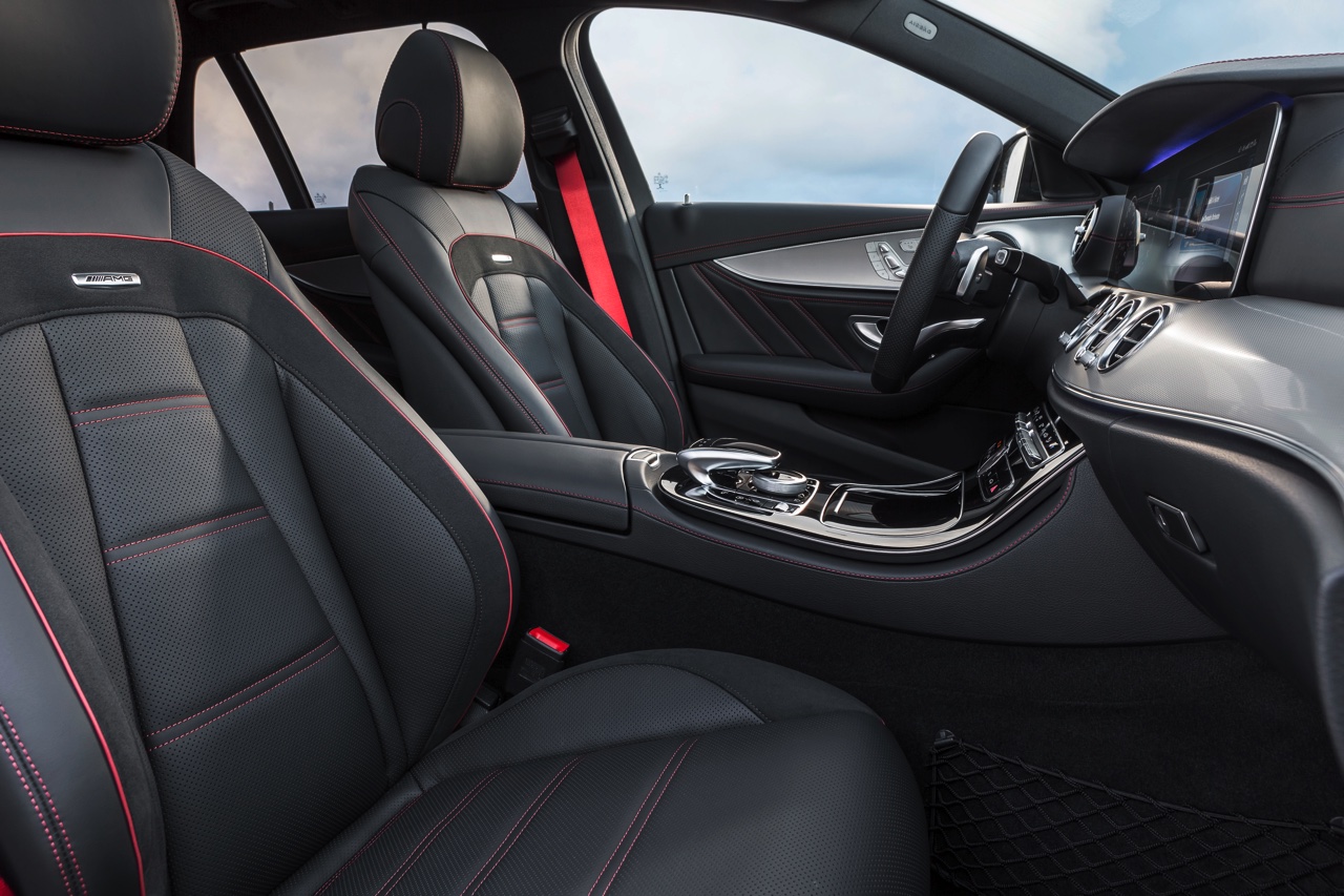 Mercedes-Benz E-Klasse Estate is weer een zevenzitter. De Duitser laat zich weer van zijn familiaire kant zien met veel ruimte, riant comfort en optionele derde zitrij. Eind 2016 in Nederland.