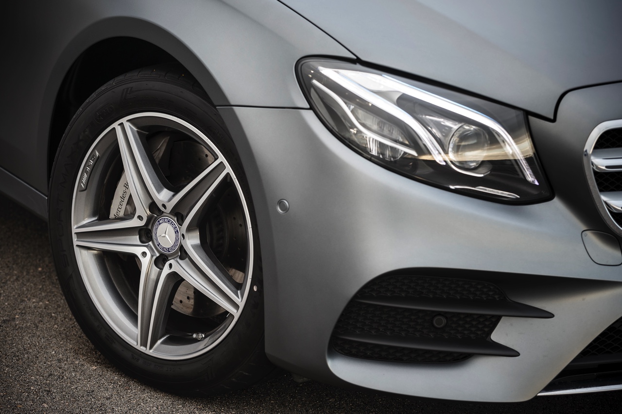 Autotest nieuwe Mercedes-Benz E-Klasse, type W213. De redactie rijdt met de E220d, E350d en E350e plug-in hybride die later in 2016 op de markt komt.