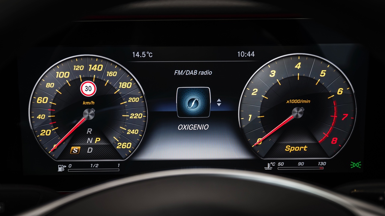 Autotest nieuwe Mercedes-Benz E-Klasse, type W213. De redactie rijdt met de E220d, E350d en E350e plug-in hybride die later in 2016 op de markt komt.