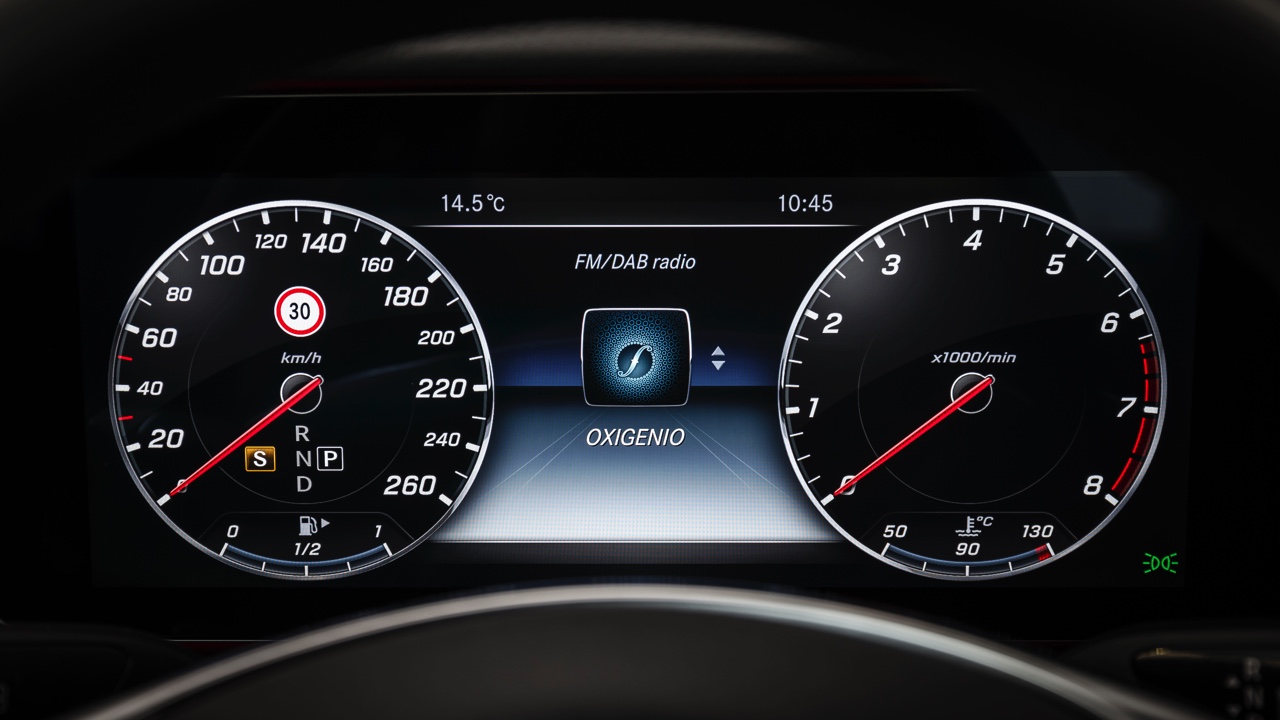 Autotest nieuwe Mercedes-Benz E-Klasse, type W213. De redactie rijdt met de E220d, E350d en E350e plug-in hybride die later in 2016 op de markt komt.