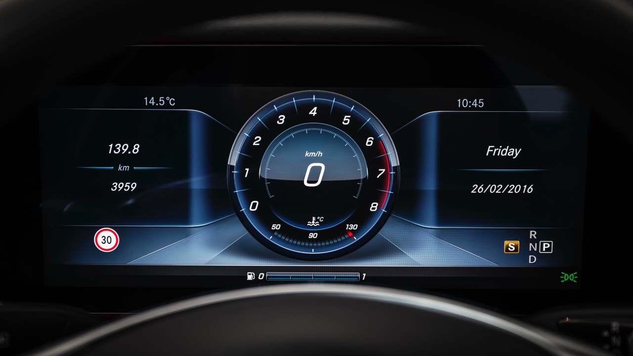 Autotest nieuwe Mercedes-Benz E-Klasse, type W213. De redactie rijdt met de E220d, E350d en E350e plug-in hybride die later in 2016 op de markt komt.