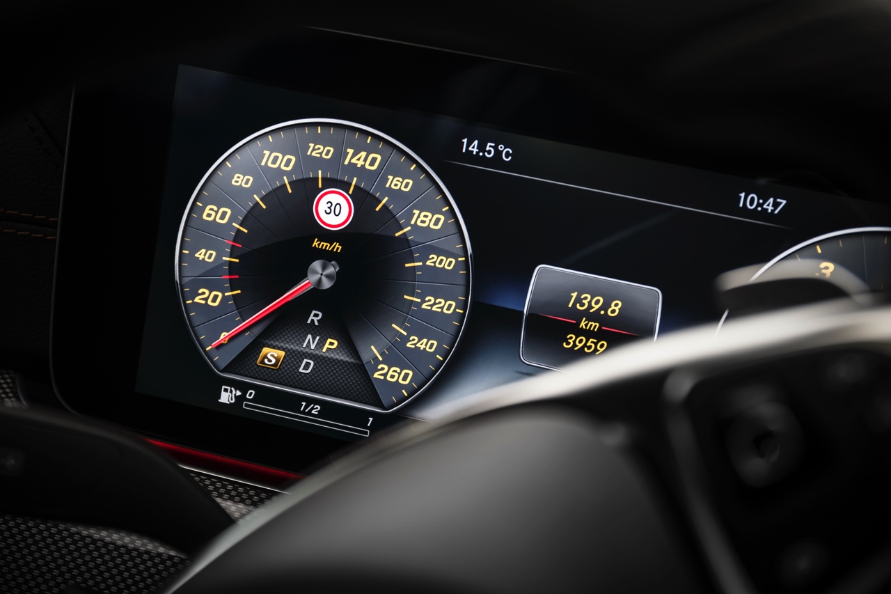 Autotest nieuwe Mercedes-Benz E-Klasse, type W213. De redactie rijdt met de E220d, E350d en E350e plug-in hybride die later in 2016 op de markt komt.