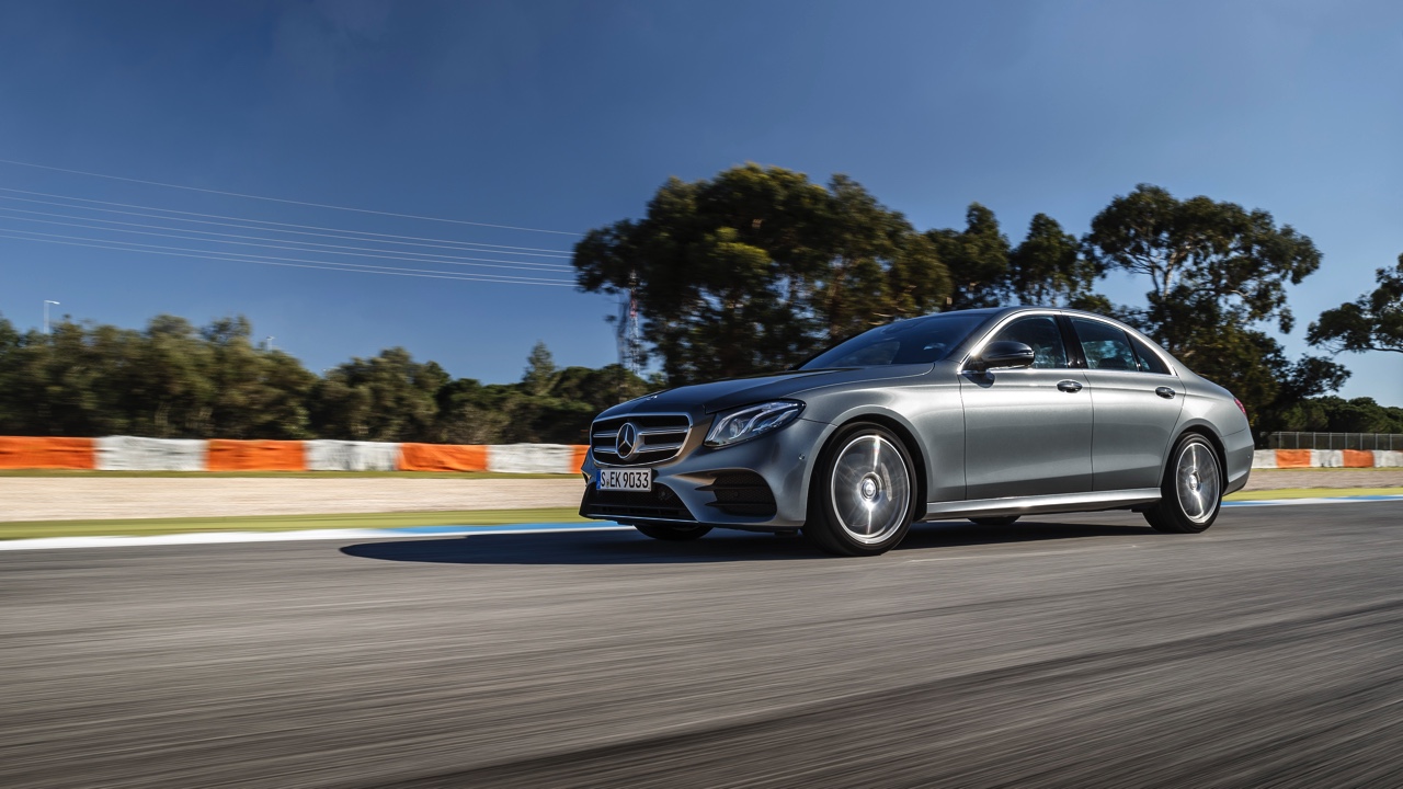 Autotest nieuwe Mercedes-Benz E-Klasse, type W213. De redactie rijdt met de E220d, E350d en E350e plug-in hybride die later in 2016 op de markt komt.