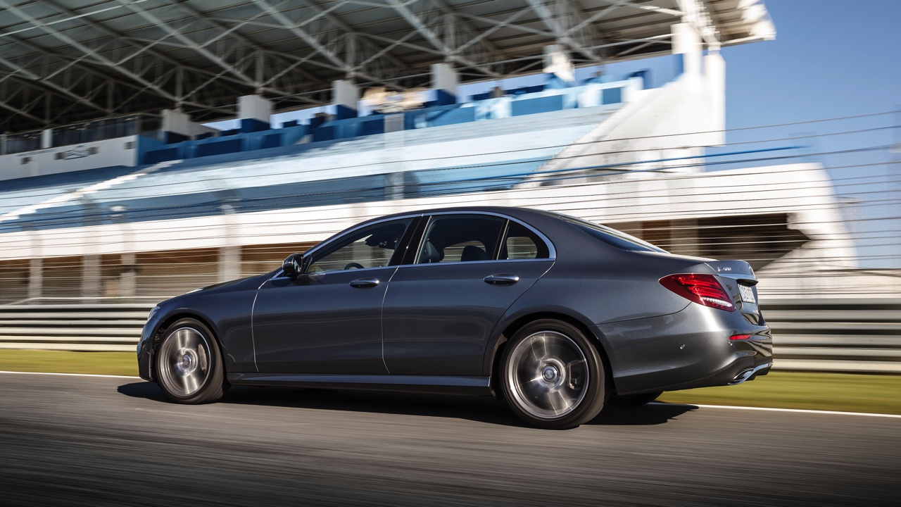 Autotest nieuwe Mercedes-Benz E-Klasse, type W213. De redactie rijdt met de E220d, E350d en E350e plug-in hybride die later in 2016 op de markt komt.