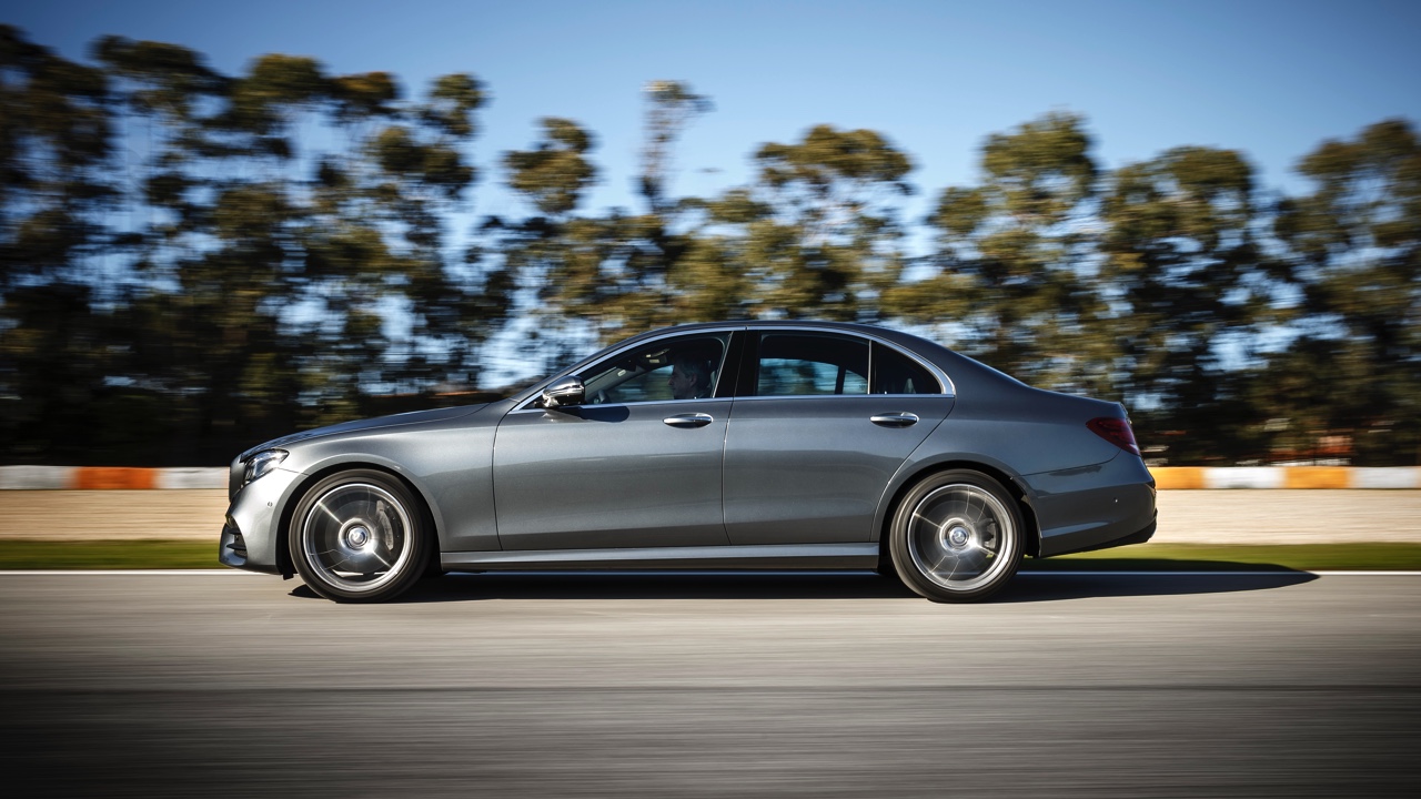 Autotest nieuwe Mercedes-Benz E-Klasse, type W213. De redactie rijdt met de E220d, E350d en E350e plug-in hybride die later in 2016 op de markt komt.