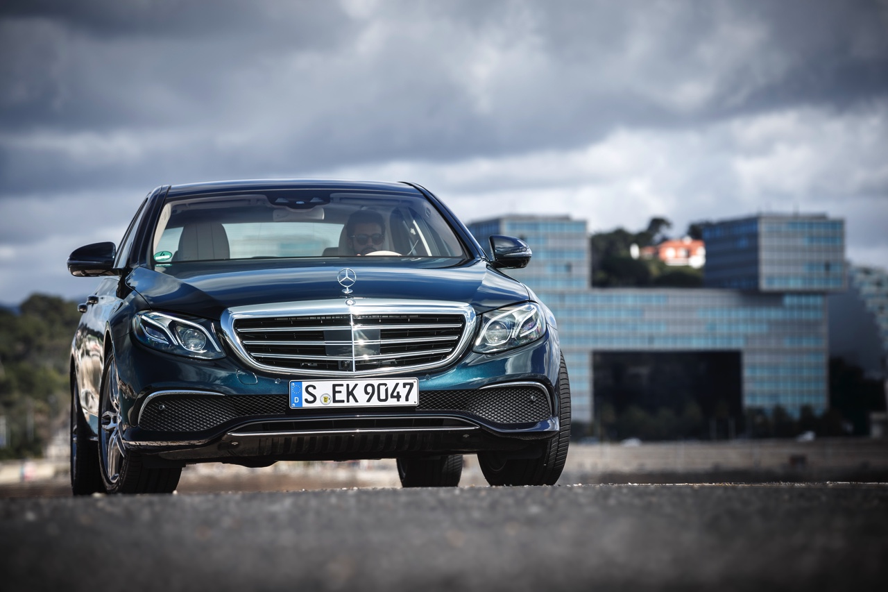 Autotest nieuwe Mercedes-Benz E-Klasse, type W213. De redactie rijdt met de E220d, E350d en E350e plug-in hybride die later in 2016 op de markt komt.