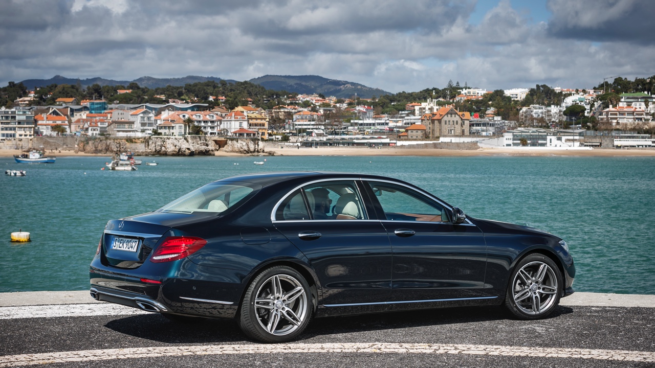 Autotest nieuwe Mercedes-Benz E-Klasse, type W213. De redactie rijdt met de E220d, E350d en E350e plug-in hybride die later in 2016 op de markt komt.