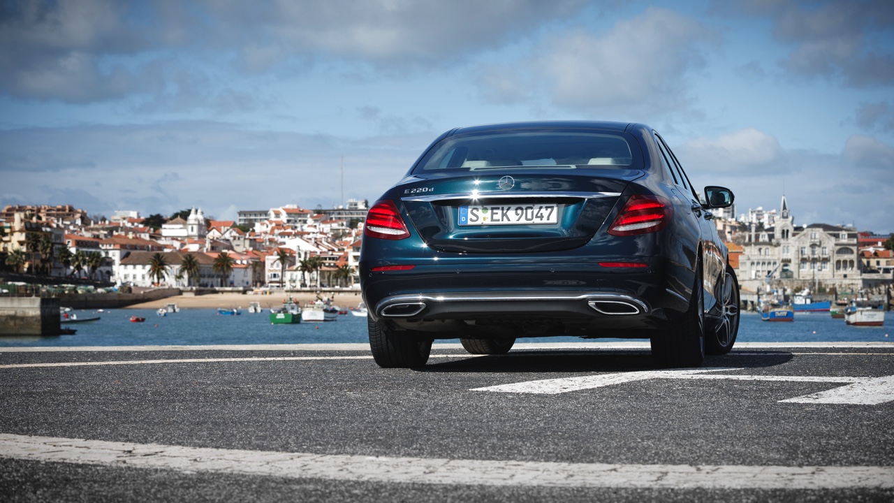 Autotest nieuwe Mercedes-Benz E-Klasse, type W213. De redactie rijdt met de E220d, E350d en E350e plug-in hybride die later in 2016 op de markt komt.