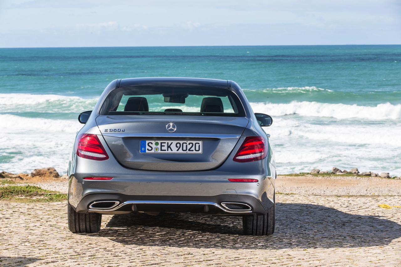 Autotest nieuwe Mercedes-Benz E-Klasse, type W213. De redactie rijdt met de E220d, E350d en E350e plug-in hybride die later in 2016 op de markt komt.